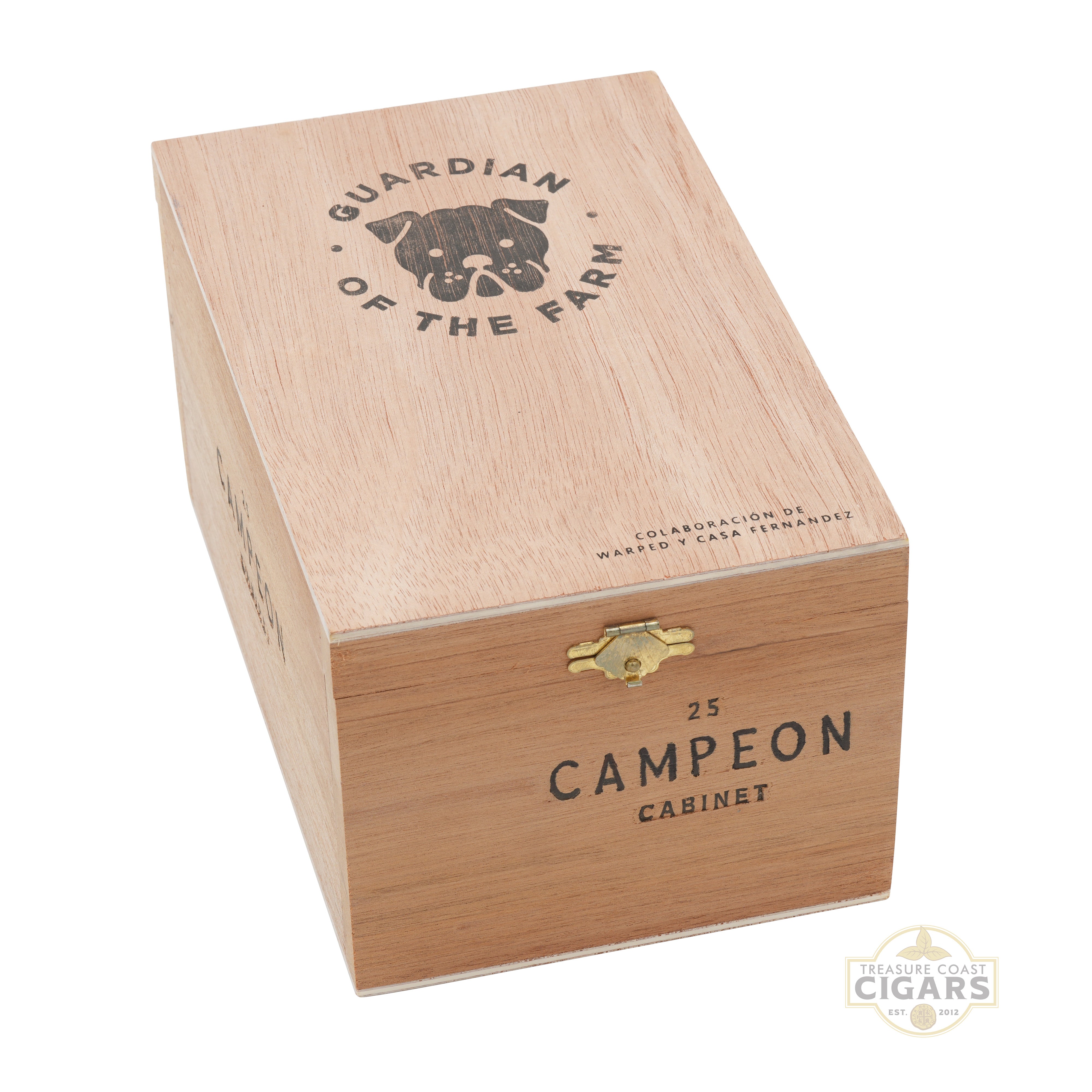 Wooden cigar box with 'Campeon' branding on a white background